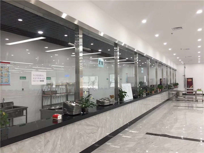 商用廚房設(shè)計(jì)與廚房設(shè)備結(jié)合，使食堂布局更合理